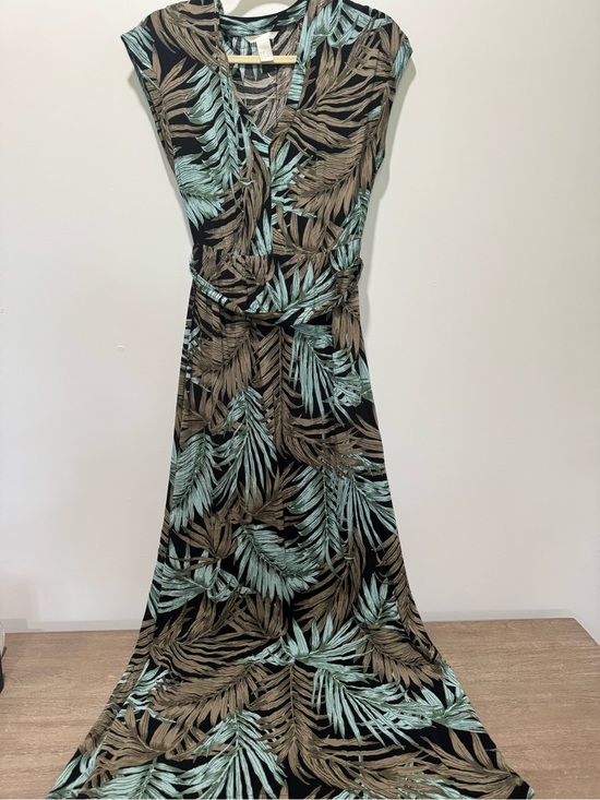 H&M Dresses & Skirts - H&M Maxi Dress with Mint and Taupe Leaf Print | Very Good Condition